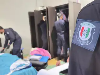 ފުލުހުން ކުރިއަށް ގެންދާ އޮޕަރޭޝަން އަލިމަގުގެ ތެރެއިން ގެއެއް ބަލައި ފާސްކުރަނީ