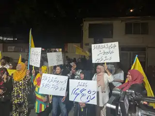 އެމްޑީޕީ ގެ ސިލްސިލާ މުޒާހަރާ: ބައިވެރިންނަށް ފުލުހުން ހުރަސް އެޅިއިރު، ގެންގުޅުނު މެގަފޯނަށް ވެސް ގެއްލުން ދިން!