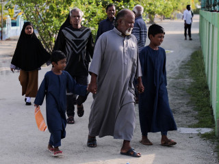 ކ. ދިއްފުށީގައި އީދު ނަމާދު ކުރުމަށް ބޮޑު ޖަމާއަތަށް ދަނީ. ފައިލް ފޮޓޯ