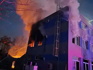 އިޒްރޭލުގެ އެންމެ ބޮޑު ހަތިޔާރު އުފައްދާ ކުންފުނި ކަމަށްވާ އެލްބިޓް ސިސްޓަމްސްއާ ގުޅިގެން މަސައްކަތްކުރާ އެލް.ޕީ.ޕީ ހޯލްޑިންގްގެ ގުދަނަކާއި އިދާރީ އިމާރާތެއްގައި ވަނީ ރޯކޮށްލައި އަންދާލާފައި.