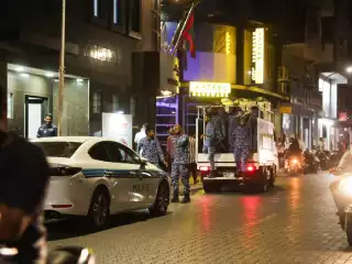 އަރޓިފިޝިއަލް ބީޗު ސަރަހައްދަގައި ފުލުހުން ހަރަކާތްތެރިވަނީ.