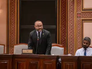 ކުރިން މިނިސްޓަރަށް ކަމުނުގޮސްގެން ވާހަކަދެއްކެވި ކޮންޓްރެކްޓަރ ލައްވާ އަލުން މަސައްކަތް ފެށިނަމަވެސް ދޭތެރެ ދޭތެރެއިން މަސައްކަތް ހުއްޓޭ ކަމަށް މިނިސްޓަރ ޝަހީމް އެއްބަސްވެވަޑައިގެންފި