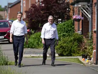 އިނގިރޭސިވިލާތުގެ ބޮޑު ވަޒީރު ކިއާ ސްޓާމާ އަދި އެނާޖީ މިނިސްޓަރު އެޑްވާޑް މިލިބޭންޑް 