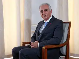 އީރާނުގެ ހަމަނުޖެހުންތަކުގެ ފަހަތުގައި ހުރި އެންމެ ފަހުގެ ރަސްގެފާނުގެ ދަރިކަލުން ޕަހްލަވީ އަދިވެސް ތަޚުތުގެ އުއްމީދުގައި!