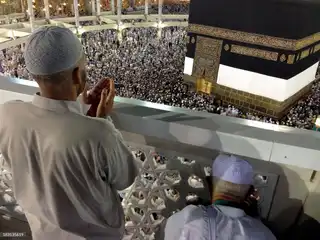 ސައުދީ އަރަބިއްޔާގެ މައްކާގައި ހުންނަ މަސްޖިދުލް ހަރާމްގައި، މުސްލިމް ހާޖީއަކު ކައުބަތުﷲ ގެފުޅު ކުރިމަތީގައި ދުއާކުރަނީ. މިއީ 2013 ވަނަ އަހަރުގެ އޮކްޓޫބަރު މަހުގެ 4 ވަނަ ދުވަހު ނަގާފައިވާ ފޮޓޯއެއް.