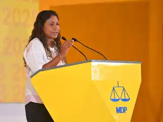 ހިސާން ހުސައިން އައްޑޫ ސިޓިގައި ބޭއްވި ޖަލްސާގައި ވާހަކަ ދައްކަވަނީ