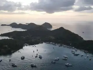 އިންޑޮނޭޝިއާގެ އީސްޓް ނޫސާ ޓެންގަރާ ޕްރޮވިންސްގެ ލަބޫއާން ބާޖޯގައި ބޯޓު ތަކެއް