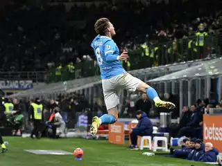 މެޗުގައި ލަނޑު ޖެހުމަށް ފަހު ނަޕޯލީގެ މެކްޓޮމިނޭ އުފާ ފާޅު ކުރަނީ