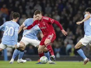 އިނގިރޭސި ޕްރިމިއާ ލީގުގަައި މެންޗެސްޓަރ ސިޓީ އާއި، ނޮޓިންހަމް ފޮރެސްޓް ކުޅުނު މެޗުގެ ތެރެއިން