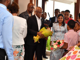 މި ދަތުރުފުޅުގައި ރައީސްގެ ދެ ކަނބަލުން ސީޝެލްސްގެ މަޝްހޫރު ސަރަހައްދުތަކަށް ޒިޔާރަތްކުރައްވާނެއެވެ.