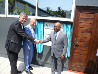 ވީއެފްއެސް ވިސާ ސެންޓަރު ހުޅުވުމުގެ ރަސްމިއްޔާތުގައި ފޮރިން މިނިސްޓަރު ޝާހިދު (ކ) ޖަރުމަން ސަފީރު ޖޯން ރޯޑްސް (މ) ޗެކް ރިޕަބްލިކްގެ ސަފިރު މީލާން ހޮވަރުކާ (ވ) ސެންޓަރުގެ ނަންބޯޑުގެ ފޮތިގަނޑު ކަހާލަދެއ