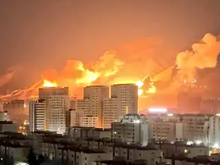 އީރާނުން ދެމުންދާ ވައިގެ ހަމަލާތަކާ ގުޅިގެން އިޒްރޭލުގެ ތެލް އަވީވްގައި ބޮޑެތި އަލިފާންގަނޑުތައް ރޯވެފައި.