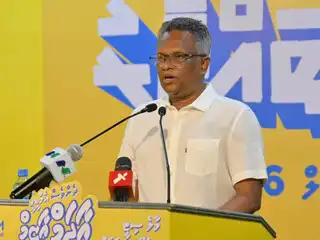 މާލެ ސިޓީގެ މޭޔަރު އާދަމް އާޒިމް އެމްޑީޕީ ޖަލްސާގައި ވާހަކަ ދައްކަވަނީ.