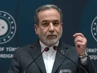 ހަނގުރާމައިގެ ޒިންމާ އިސްތިއުމާރީ ބާރު ތަކުން އުފުލަން ޖެހޭ: އީރާންގެ ފޮރިން މިނިސްޓަރު