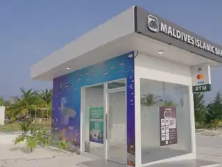 ދުވާފަރު ގައި ހުރި އެމްއައިބީގެ އޭޓީއެމް ހުޅުވުމުގެ ރަސްމިއްޔާތުގައި ޤުރުއާން ކިޔެވި ކުއްޖާގެ އާއިލާގެ މީހަކަށް ގުޅާފައި ރިބާގެ އާޔަތެއް ނުކިޔުމަށް ރައީސް އޮފީހުން އެދުނު