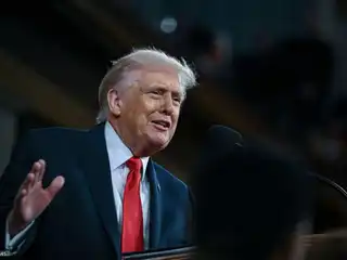 އަންގާރަ ދުވަހުގެ ރޭ ކުރިއަށް ދިޔަ އެމެރިކާގެ ސްޓޭޓް އޮފް ޔޫނިއަންގައި އެ ޤައުމުގެ ރައީސް ޑޮނަލްޑް ޓްރަމްޕް ވާހަކަ ދައްކަވަނީ