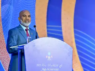 މަތީ އަރުވަތެރިންގެ އިނާމު ދިނުމުގެ ޖަލްސާގައި އެޑިއުކޭޝަން މިނިސްޓަރު ޑޮކްޓަރު އިސްމާއީލް ޝަފީއު ވާހަކަ ދައްކަވަނީ.