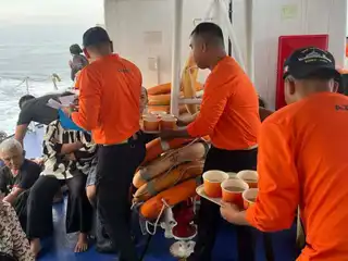 ފިލިޕީންސްގެ ދެކުނުގައި 350 އަށް ވުރެ ގިނަ މީހުންނާ އެކު ދަތުރުކުރި ފެރީ އެއް ބަންޑުން ޖަހާލުމާ ގުޅިގެން މީހުން ސަލާމަތް ކުރުމުގެ މަސައްކަތް ކުރިއަށް ގެންދަނީ.