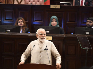 އިންޑިއާގެ ބޮޑުވަޒީރު ނަރެންދުރަ މޯދީ ރާއްޖޭގެ ގާނޫނު ހަދާ މަޖިލީހުގައި ވާހަކަ ދައްކަވަނީ