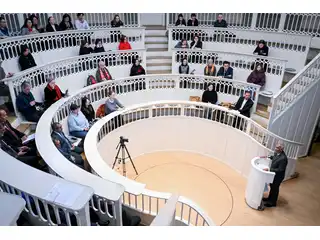 ފަރުތަކަށް ބޮޑެތި ގެއްލުންތަކެއް ލިބޭ ގޮތައް ސަރުކާރުން މަޝްރޫއުތައް ހިންގަމުންދާކަން ފާހަގަ ވެފައިވާ ދަނޑިވަޅެއްގައި، ފަރުތަކަކީ މޫސުމީ ނުރައްކާތަކުން ދިފާއުވުމަށް އޮތް އެންމެ އަގުހެޔޮ އަދި އެންމެ ފައިދާހުރި ވަސީލަތްތައް ކަމަށް ރައީސް މުއިއްޒު ވިދާޅުވެއްޖެ