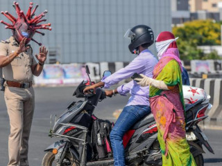 އިންޑިޔާ ފުލުހެއް ކޮރޯނާވައިރަސް ސިފަކޮށްދޭ އާދަޔާ ޚިލާފު ހެލްމެޓާއެކު