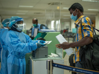 އެއާޕޯޓުގައި މީހަކު ފުރަންވެގެން މަޑުކޮށްލައިގެން