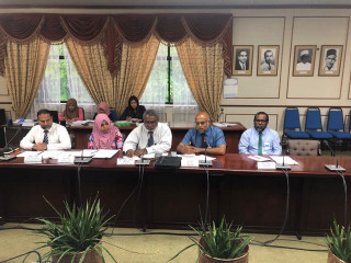 އެލްޖީއޭ ބޯޑުގެ ކުރީގެ ބައެއް މެމްބަރުންނާއި، އެލްޖީއޭ ބޯޑުގެ މިހާރުގެ ރައީސް ހޯމް މިނިސްޓަރު އިމްރާން އަބްދުﷲ: ކުރީގެ އެލްޖީއޭ ބޯޑުން ރައީސް ޔާމީންގެ ވެރިކަމުގައި ބޮޑެތި ޖަރީމާތަކެއް ހިންގާފައިވާކަމު