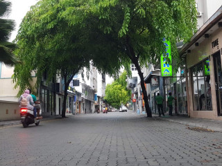 ލޮކްޑައުންގެ ތެރޭގައި މާލޭގެ މަޖީދީމަގުން ބަޔަކު ދުއްވާފައި ދަނީ- ބޭރުގައި އުޅޭ މީހުން އިތުރަށް ސަމާލުވުމަށް ޑޮކްޓަރުން އިލްތިމާސްކުރައްވާ