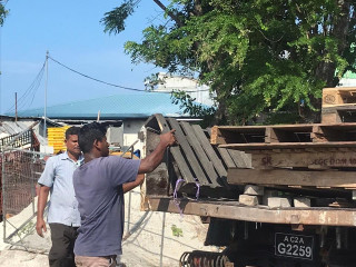 މާލޭގެ މަގުމަތީގައި ހުރި ޕެލެޓްތައް ނަގަނީ