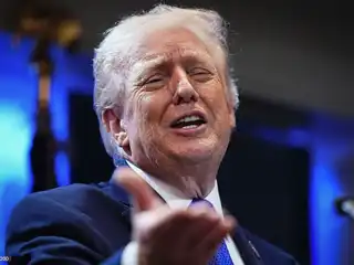 ވައިޓް ހައުސްގައި އޮތް ނޫސްވެރިންގެ ބައްދަލުވުމެއްގައި އެމެރިކާގެ ރައީސް ޑޮނަލްޑް ޓްރަމްޕް