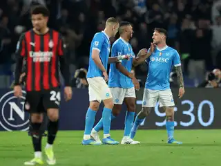 މެޗުގައި ލަނޑު ޖެހުމަށް ފަހު ނަޕޯލީގެ ކުޅުންތެރިން އުފާ ފާޅު ކުރަނީ