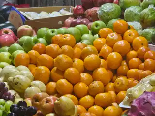 މާލޭގެ ލޯކަލް މާރުކޭޓުގެ ގޮޅިއެއްގައި ބަހައްޓާފައި ހުރި އޮރެންޖްތަކެއް. 