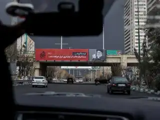 އީރާނުގެ ކުރީގެ އެންމެ މަތީ ލީޑަރު އާޔަތުﷲ އަލީ ޚާމަނާއީގެ ފޮޓޯއެއް ހިމެނޭ ބެނާއެއް މަގުމަތީގައި ހަރުކޮށްފައި