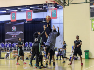 ކްއީންސް އަދި ބެންޗް ބައްދަލުކުރި މެޗުގެ ތެރެއިން