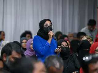 "ކްރޯންސް ޑިޒީޒް"  އާ ހަނގުރާމަކުރަމުންދާ، އަދި ސިއްހީ ނިޒާމުގެ ފަރުވާކުޑަކަމުގެ ސަބަބުން މިއަދު އުމުރުދުވަހުގެ ނުކުޅެދުންތެރިކަމަކާ ކުރިމަތިލާންޖެހިފައިވާ އަޙްސަނާ ރަޝީދު