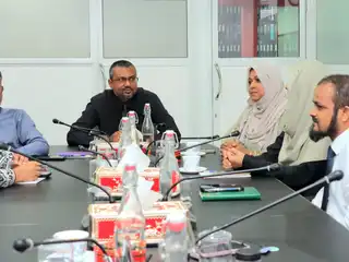 މީޑީއާތަކަށް ބިރު ދެއްކުމުގެ ގޮތުން ސަރުކާރު ދިފާއު ކޮށް، ކޮންޓްރޯލް ކޮމިޝަނުން ބަޔާނެއް ނެރެފި 