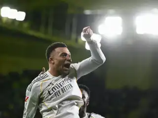 މެޗުގައި ލަނޑު ޖެހުމަށް ފަހު ރެއާލްގެ އެމްބާޕޭ އުފާ ފާޅު ކުރަނީ