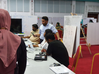 ނެޝަނަލް އެމަރޖެންސީ އޮޕަރޭޝަން ސެންޓަރުގައި ހެލްތް މިނިސްޓަރ އަބްދުﷲ އަމީން ހަރަކަތްތެރިވަނީ