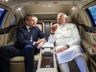 ފްރާންސްގެ ރައީސް އިމަނުއެލް މެކްރޮން އާއި، އިންޑިއާގެ ބޮޑު ވަޒީރު ނަރެންދްރަ މޯދީ އެއް ކާރު ކޮޅެއްގައި ދަތުރު ކުރައްވަނީ