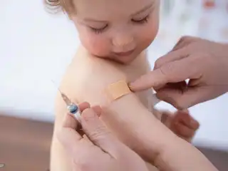 ކުޑަކުއްޖަކަށް ވެކްސިން ޖަހަނީ