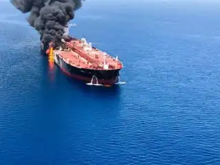 އޮމާންގެ އައްސޭރިފަށުން ދަތުރުކުރަމުންދިޔަ މާޝަލް އައިލެންޑްސްގެ ދިދަ ނަގާފައިވާ "އެމްކޭޑީ ވިޔޯމް" ނަމަކަށް ކިޔާ ތެޔޮ އުފުލާ ޓޭންކަރަކަށް ދިން ހަމަލާއެއްގައި، އެ އުޅަނދުގައި ހުރި ފަޅުވެރިއަކު މަރުވެ ބޯޓުގައި ވަނީ ރޯވެފައި. 