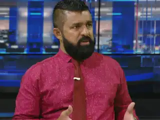 Asif speaking during RaajjeTV's "Fala Surukhee" program.