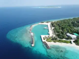 ރ. ރަސްމާދޫ، މިހާރު އެރަށުގައި ފައިބަރު މަސައްކަތް ކުރަމުން ދަނީ ދޯނިފަހަރުގެ މަސައްކަތް ކުރާ ހަރުގެތަކުގައި. 
