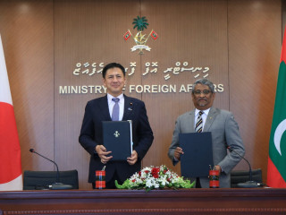Maldives Minister of State for Foreign Affairs Ahmed Khaleel and Japanese State Minister for Foreign Affairs Takei Shunsuke