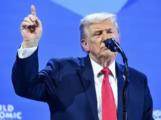 ވޯލްޑް އިކޮނޮމިކް ފޯރަމްގައި އެމެރިކާގެ ރައީސް ޑޮނަލްޑް ޓްރަމްޕް ވާހަކަ ދައްކަވަނީ.