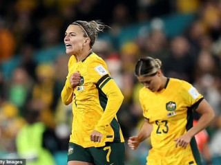 އޮސްޓްރޭލިޔާގެ ކެޕްޓަން ގޯލް ޖަހާފައި އުފާ ފާޅުކުރަނީ