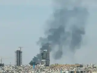 އެމެރިކާ އާއި އިޒްރޭލުން އީރާނާ ދެކޮޅަށް ކުރަމުންދާ ހަނގުރާމައިގެ ތެރެއިން، 2026 މާރިޗު 5 ވީ ބުރާސްފަތި ދުވަހު ސައުދީ އަރަބިއްޔާގެ ރިޔާޟްގެ މަތިން ދުން އަރަމުންދަނީ.