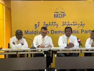 އެއްވާނެ ތަނެއް ނުދީ ރިޝްވަތު ނަގައިގެން އެކަން ހުއްޓުވީ ކަމަށް ބުނެ ސަރުކާރުން ވާހަކަ ފަތުރަނީ ޕާޓީގެ ތެރޭ ނަފްރަތު އުފައްދަން: އިބުރޭ