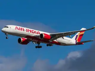 ލަންޑަން ހީތުރޯ އެއާޕޯޓުގެ ރަންވޭއަށް ޖެއްސުމަށްޓަކައި، އެއާ އިންޑިއާގެ އެއާބަސް A350-900 މަރުކާގެ ބޯޓެއް ދަތުރުކުރަނީ.