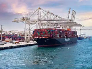 އެމެރިކާގެ މަނަވަރުތަކަށް ޚިދުމަތްދޭ ދުބާއީގެ ޖަބަލް އަލީ ބަނދަރުގައި ރޯވި އަލިފާންގަނޑު ނިއްވާލުމުގެ މަސައްކަތް ކުރަނީ 